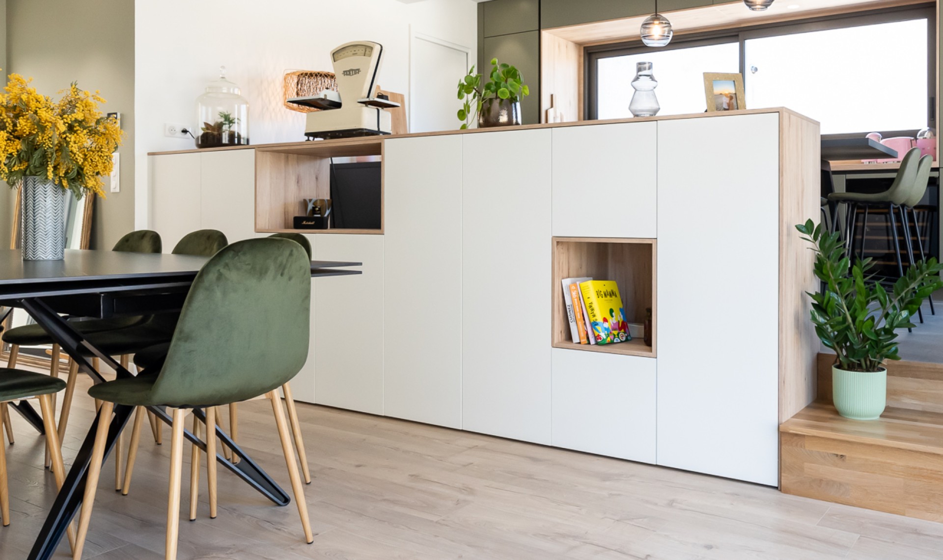 Créer une transition entre la cuisine et la salle à manger grâce à un meuble garde corps.