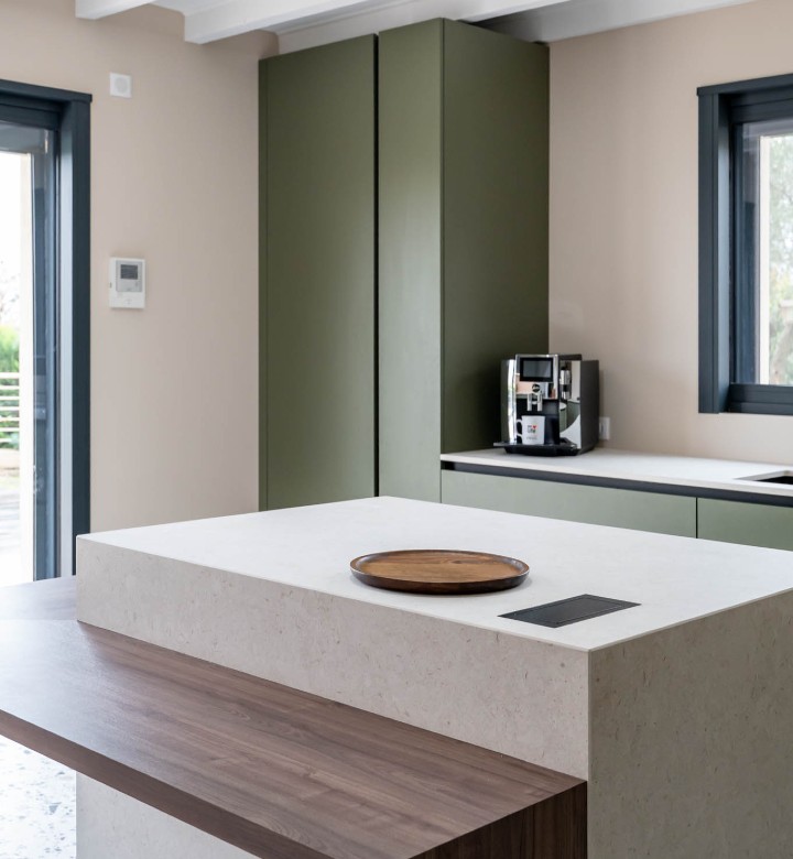 Couleur évoquant la nature, la cuisine verte est la clé d'une pièce ou il fait bon vivre !